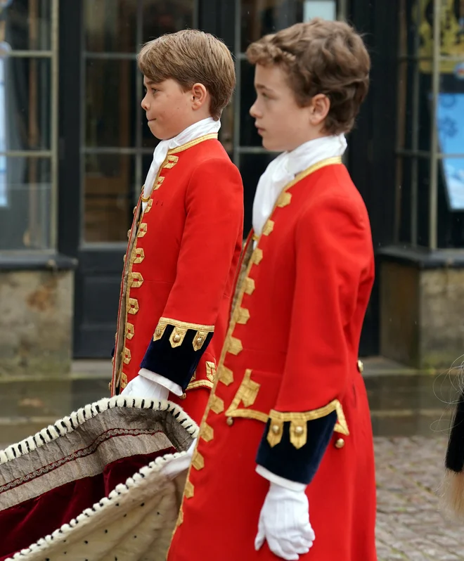 Prince George je bil eden od dečkov, ki je nosil vlečko novega kralja. FOTO: Reuters