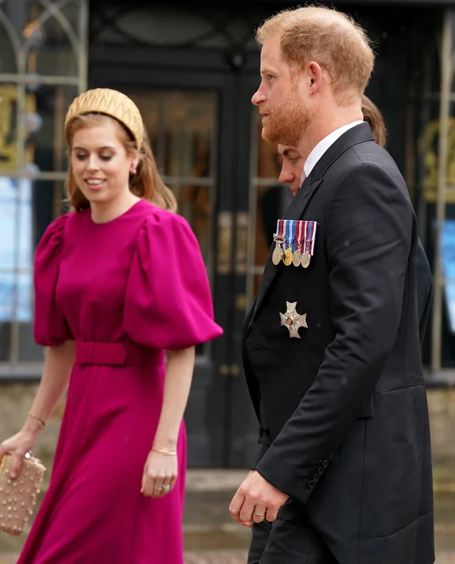 Na kronanje je prišel tudi princ Harry. Po poročanju britanskih medijev, naj bi bilo to prvo srečanje z družino, potem ko je izšla njegova knjiga, v kateri je »obračunal« s svojo družino. FOTO: Andrew Milligan/AFP