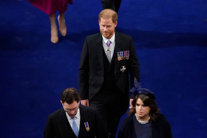 Harry se je kronanja udeležil brez soproge Meghan, menda naj bi se v Los Angeles, kjer zdaj živita, vrnil takoj po obredu, saj njun sin Archie praznuje 4. rojstni dan. FOTO: Andrew Milligan/AFP