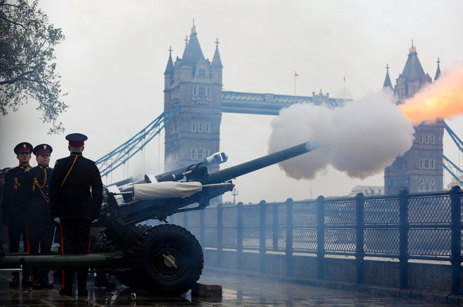 Brez topovskih strelov ne gre. FOTO: May James/Reuters