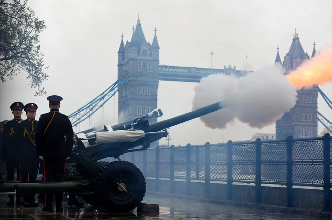 Brez topovskih strelov ne gre. FOTO: May James/Reuters