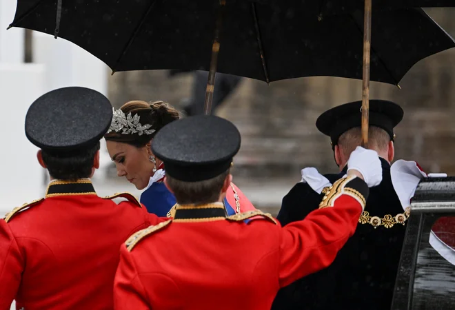 Vreme je bilo pregovorno britansko. FOTO: Dylan Martinez/Reuters