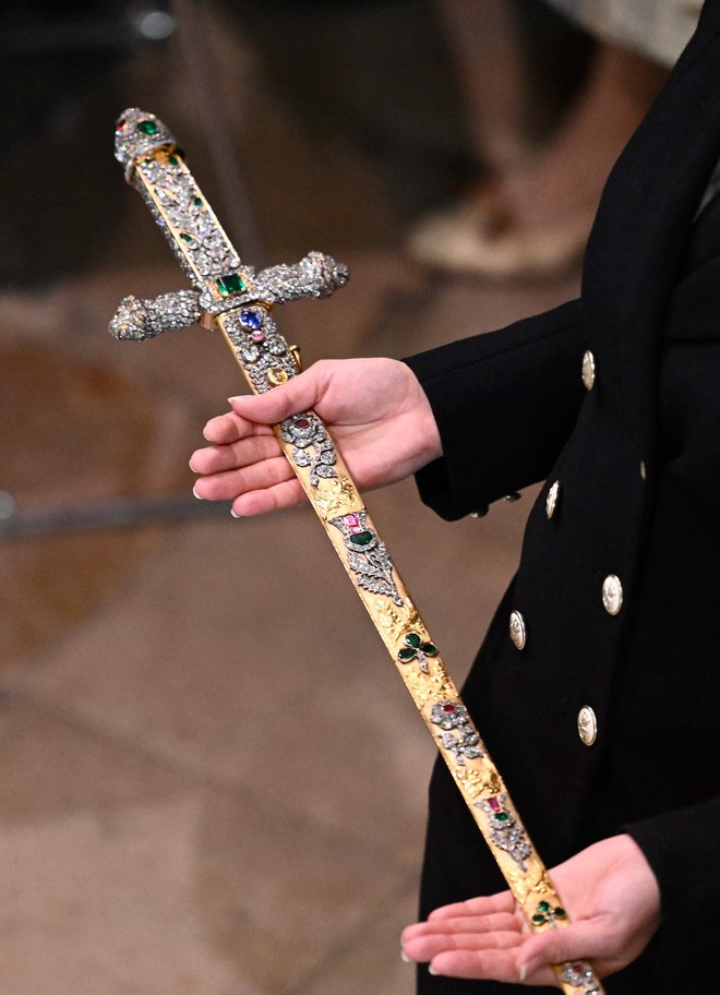 Meč - regalija za novega kralja. FOTO: Gareth Cattermole/AFP

 