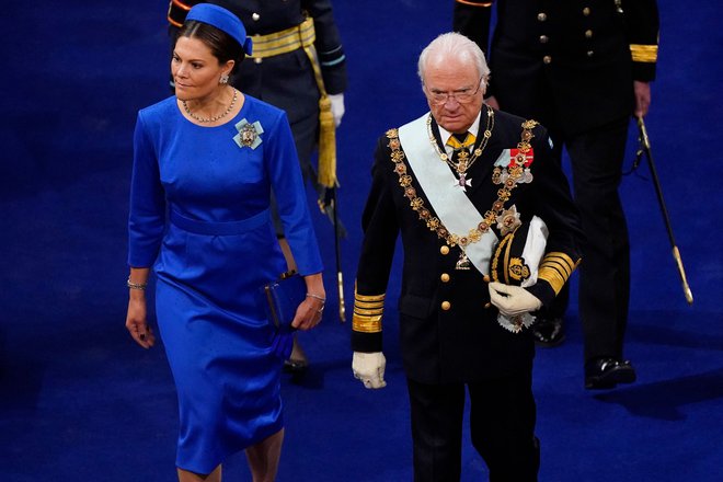 Kronanja so se udeležili tudi člani drugih evropskih kraljevih družin: švedski kralj Karel XVI. Gustav in njegova hči princesa Victoria. FOTO: Andrew Matthews/AFP

 