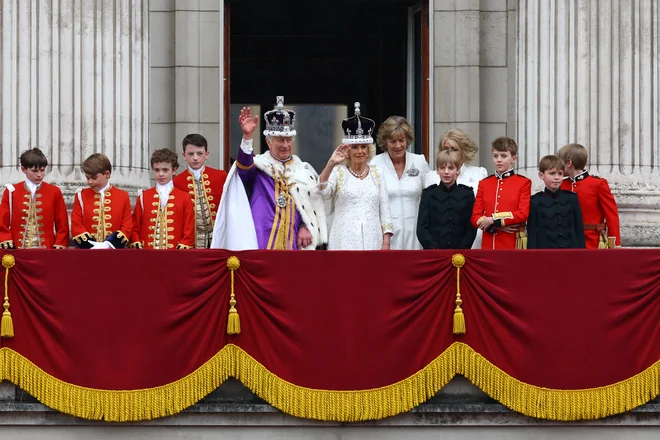 Kralj Karel III. in kraljica Camilla sta današnjo slovesnost sklenila na balkonu Buckinghamske palače. Foto: REUTERS/Matthew Childs