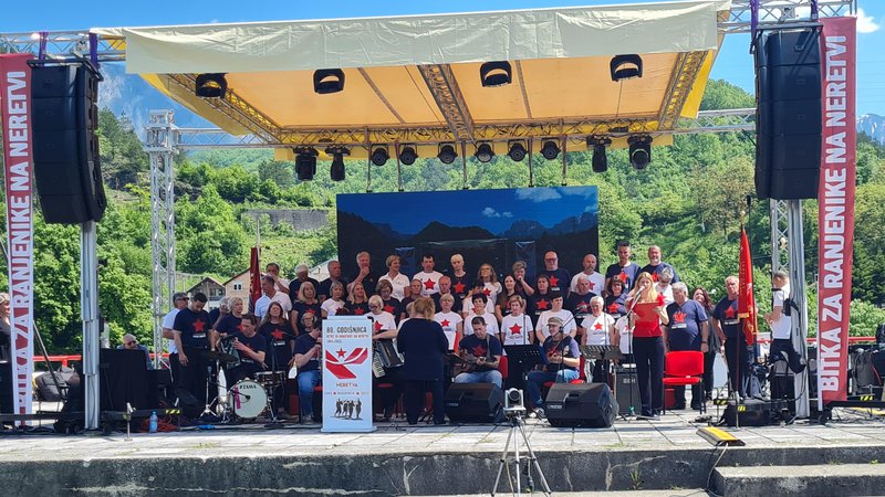 Fotografija: Priljubljeni tržaški pevski zbor Pinko Tomažič je popestril dogajanje na bregu reke Neretve. FOTO: Bojan Rajšek/Delo
