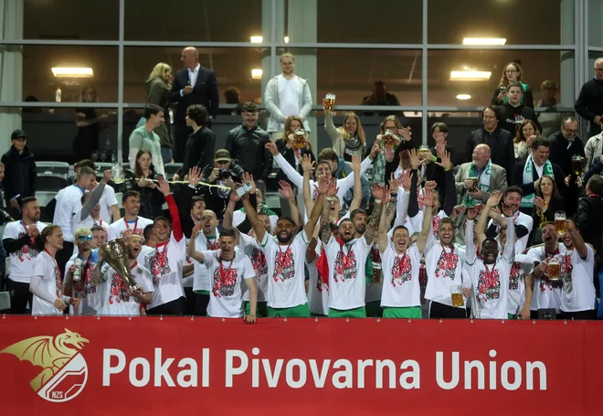 Nogometaši Olimpije so si dali duška po uspešni sezoni, v kateri so osvojili dvojno krono. FOTO: Blaž Samec