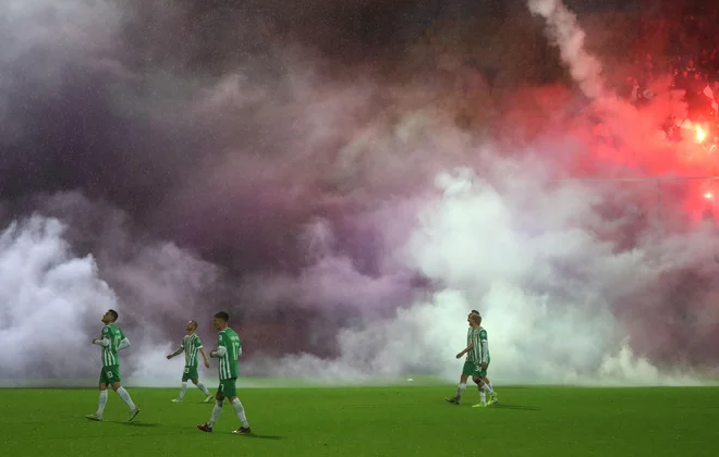 Navijači Maribora so šli čez rob. FOTO: Blaž Samec/Delo