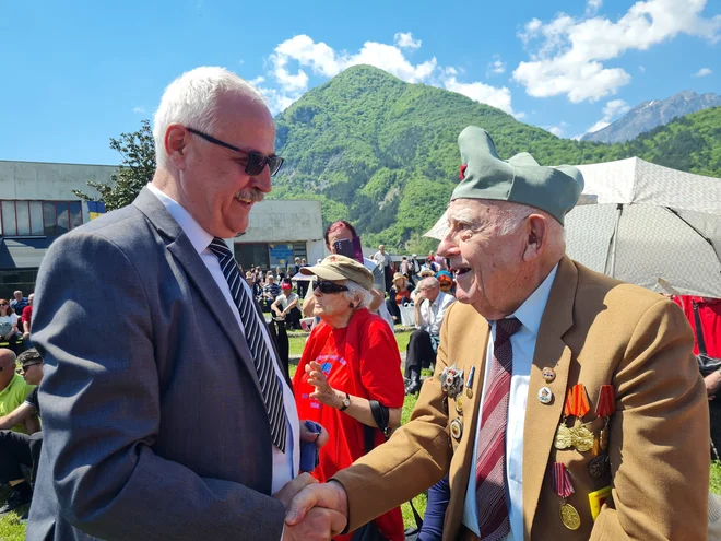 Nekdanji partizanski borec Ivo Karamatić v pogovoru s predsednikom srbske borčevske organizacije Vidosavom Kovačevićem. FOTO: Bojan Rajšek/Delo