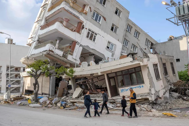 Nesrečo je povzročil gradbeni tovornjak, ki je sodeloval pri popotresni obnovi. FOTO: Bulent Kilic/AFP