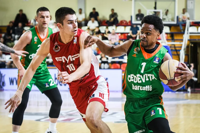 Yogi Ferrell (z žogo) se je razigral šele v zadnji četrtini. Levo Alen Omić. FOTO: ABA