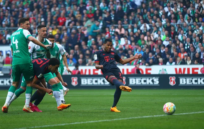 Serge Gnabry je v Bremnu prvi zadel za Bayern. FOTO: Thilo Schmülgen/Reuters