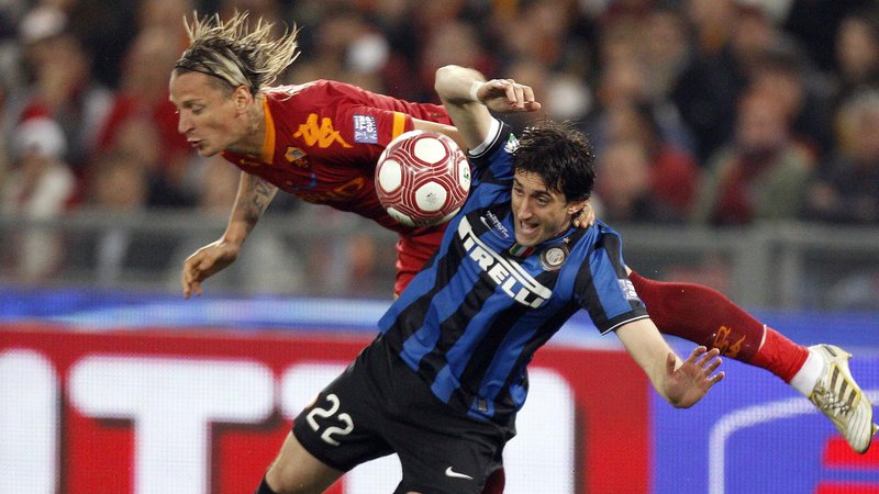 Fotografija: Diego Milito (v modro-črnem dresu) je bil junak nogometne sezone 2009/10. FOTO: Max Rossi/Reuters