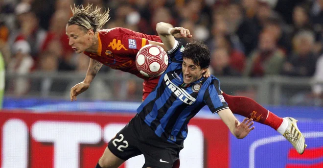 Diego Milito (v modro-črnem dresu) je bil junak nogometne sezone 2009/10. FOTO: Max Rossi/Reuters