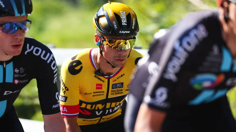 Primož Roglič (v sredini) naj se v prvem delu dirke čim bolj skriva v zavetrju skupine, pravi Bojan Ropret. FOTO: Luca Bettini/AFP