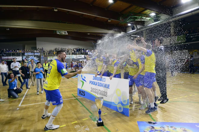 Aleks Vlah je soigralce zalil z ormoško penino. FOTO: Slavko Kolar