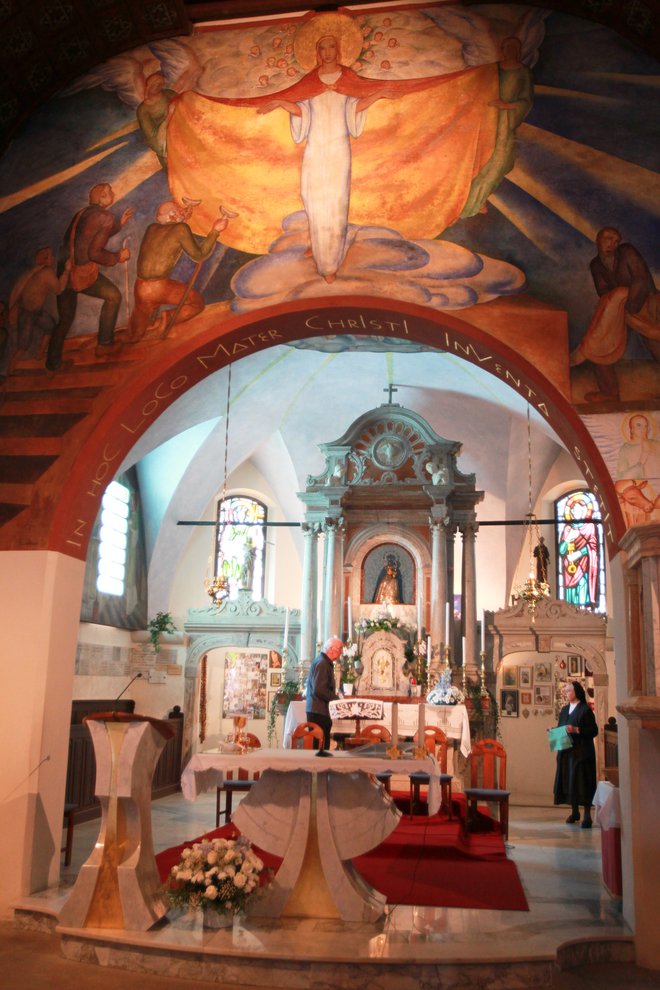 Die Kirche in Sveti Višarje ist mit den berühmten Gemälden des slowenischen akademischen Malers Tone Kralj geschmückt, die besonders von Pilgern gesucht werden.  FOTO: Marko Feist