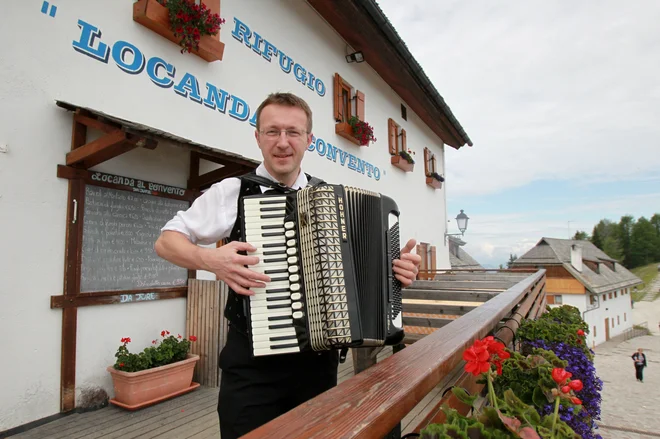 Če se kdo odloči za izlet na Višarje ali pa za romanje na Svete Višarje, naj nikar ne izpusti postanka pri Juretu Prešernu! FOTO: Marko Feist