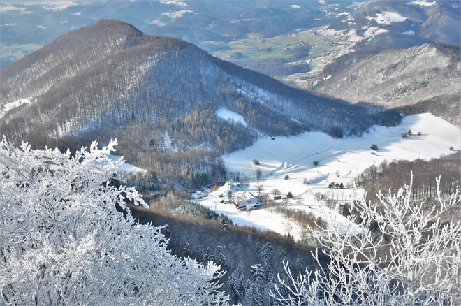 Tudi pozimi je pogled z razglednega stolpa čudovit: na fotografiji je videti planinski dom. FOTO: Janko Kovačič