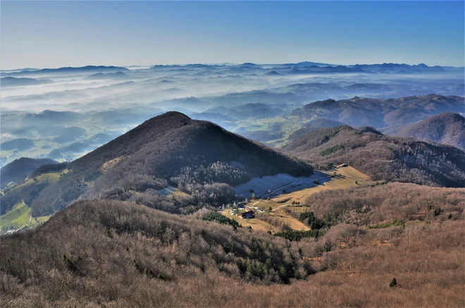Po geološki sestavi je Boč zelo raznolik, prevladujeta dolomit in dachsteinski apnenec, zato je pogorje znano kot najvzhodnejši del krasa pri nas. FOTO: Janko Kovačič