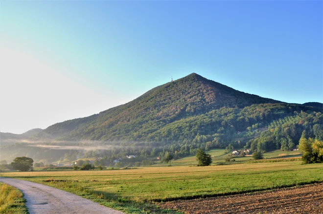 Boč ima dva približno enako visoka vrhova, ki sta med seboj oddaljena le pet minut hoje. Na enem so oddajniki in vojska, na drugem razgledni stolp. FOTO: Janko Kovačič