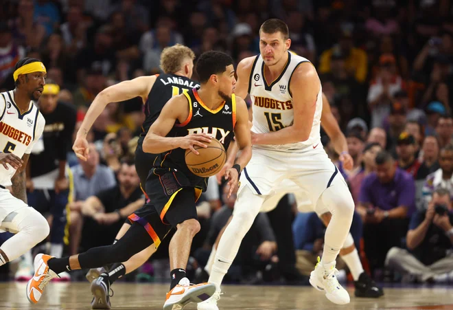 Devin Booker (1) in  Nikola Jokic (15). FOTO: Mark J. Rebilas/Usa Today Sports/Reuters Con