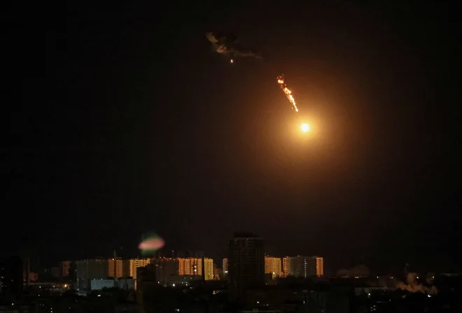 Po podatkih ukrajinske vojske so v zračnem prostoru prestolnice odkrili in sestrelili skupno 30 brezpilotnih letal. FOTO: Gleb Garanich/Reuters