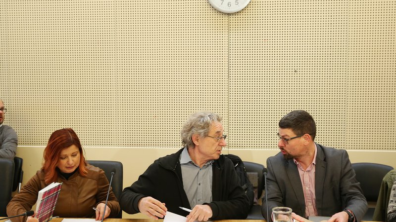Fotografija: Pogajalska skupina, ki jo vodi Jakob Počivavšek (na desni), sodelovanje v delovni skupini za zakon pogojuje
z odpravljanjem plačnih nesorazmerij. FOTO: Jože Suhadolnik