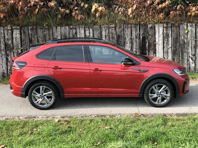 Volkswagen taigo najbolj zanimivo deluje od strani, s svojo kupejevsko linijo. FOTO: Aljaž Vrabec