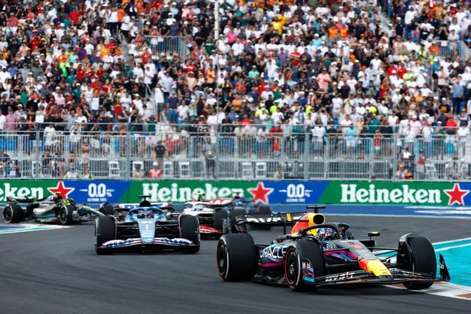 Max Verstappen (v ospredju) je bil včeraj razred zase v Miamiju. FOTO: Chris Graythen/AFP
