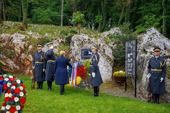Častna straža slovenske vojske ob polaganju vencev pred spominskim obeležjem. FOTO: Jani Pavlin/Občina Črnomelj