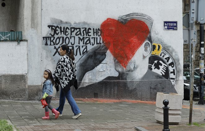 V bližini Osnovne šole Vladislava Ribnikarja v Beogradu vztraja tudi grafit s podobo Ratka Mladića. Po strelskem napadu ga je prekrilo rdeče srce. FOTO: Jože Suhadolnik/Delo