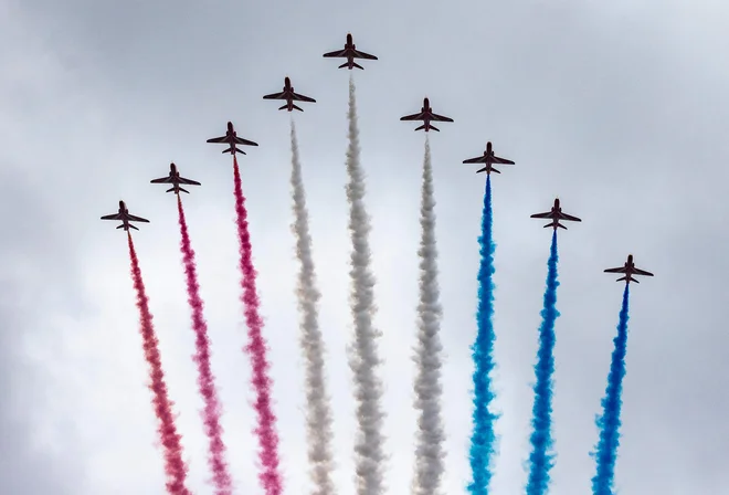 Zaradi slabega vremena je bil skupni prelet letal Slovenske vojske in akrobatske skupine Kraljevih zračnih sil Red Arrows odpovedan. FOTO: Adam Gerrard/Afp