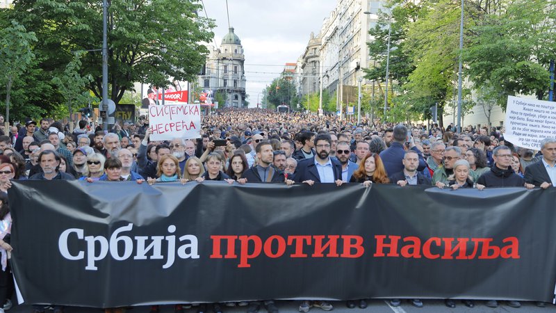 Fotografija: Protestniki s transparentom z napisom Srbija proti nasilju. FOTO: Jože Suhadolnik/Delo