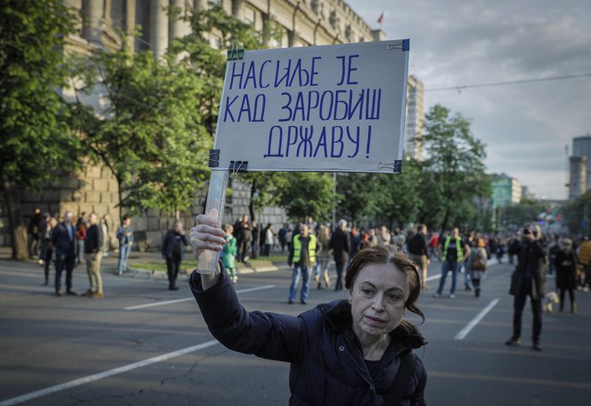 Transparent z napisom: Nasilje je, ko zasužnjiš državo. FOTO: Jože Suhadolnik/Delo