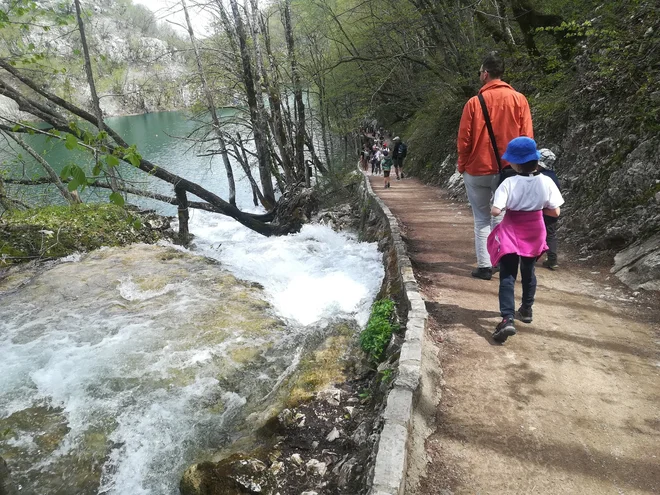 Priljubljena Plitviška jezera so že pred leti omejila število prodanih vstopnic na uro. FOTO: Simona Bandur