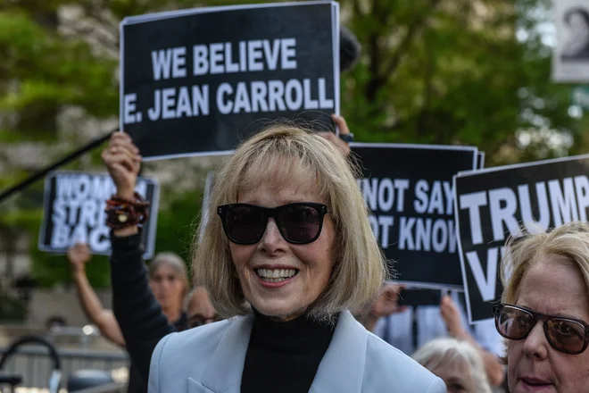 E. Jean Carroll trdi, da jo je Trump zgodaj spomladi leta 1996 posilil v garderobi trgovine Bergdorf Goodman na Manhattnu, ki stoji nasproti Trumpove stolpnice. FOTO: Stephanie Keith Getty Images/AFP