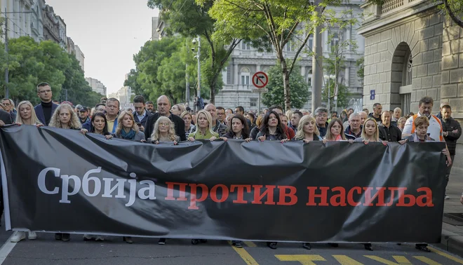 Na protestu so ljudje srbskim oblastem sporočili, da bo vsa Srbija obstala, če do petka ne bodo izpolnile njihovih zahtev, namenjenih ustavitvi nasilja na javnih mestih. FOTO: Jože Suhadolnik/Delo