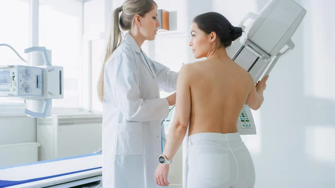 Na nacionalni ravni bodo potrebe po zdravstvenih storitvah onkološke rehabilitacije več kot 14-krat večje kot v 2019. FOTO: Gorodenkoff/shutterstock