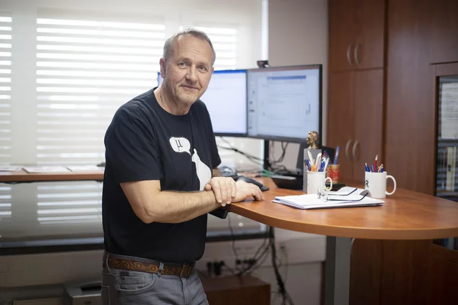 Raziskave prof. dr. Damijana Miklavčiča obsegajo zdravljenje in terapije na osnovi elektroporacije, vključno z zdravljenjem raka z elektrokemoterapijo, ablacijo srčnega tkiva z ireverzibilno elektroporacijo in prenos genov za gensko terapijo. FOTO: Leon Vidic

 