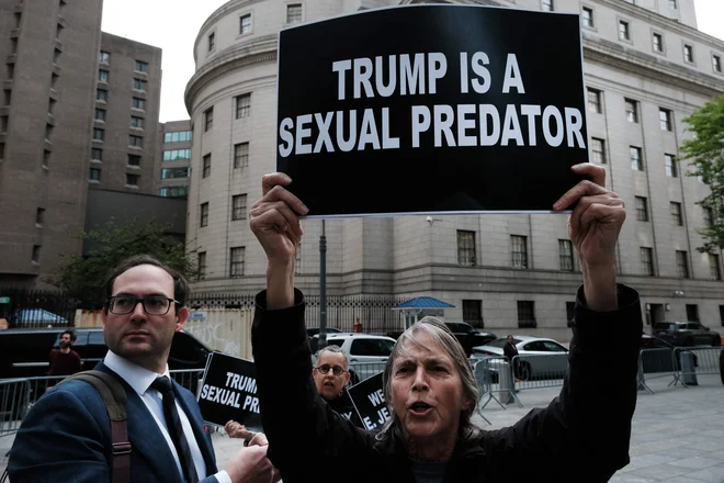 Donald Trump je odločitev newyorške porote, ki ga je v civilni tožbi kolumnistke E. Jean Carroll razglasila za krivega spolne zlorabe in obrekovanja, označil za sramotno in nadaljevanje največjega lova na čarovnice v zgodovini. Porota je Trumpu naložila odškodnino za 5 milijonov dolarjev. Porota je zavrnila trditev o posilstvu, je pa Trump obsojen spolne zlorabe in obrekovanja pri zanikanju dejanja. Trumpa na sojenje ni bilo, njegovi odvetniki pa so predstavili le njegovo posneto izjavo. Foto: Spencer Platt/Afp