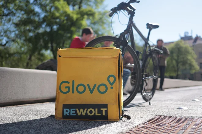 Sindikat dostavljavcev je Wolt in Glovo k pristopu k pogajanjem za sklenitev kolektivne pogodbe, ki bo urejala položaj njegovih članov, pozval 26. aprila. Rok za odgovor je določil 9. maj, v nasprotnem primeru je napovedal stopnjevanje sindikalne aktivnosti. FOTO: Črt Piksi/Delo
