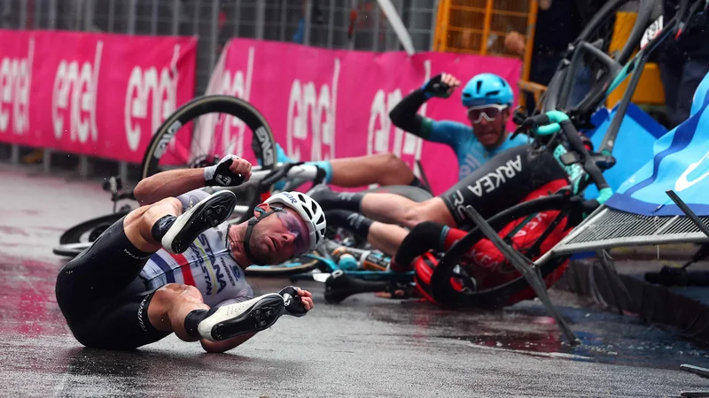 Cavendish je do 5. mesta pridrsal po hrbtu. FOTO: Luca Bettini Afp