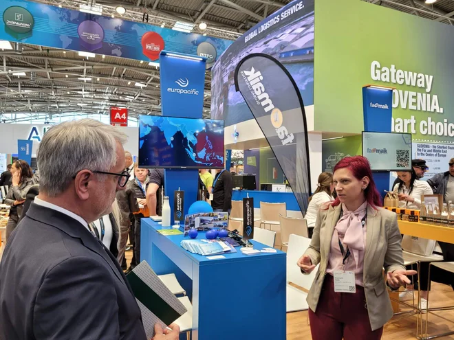 Matjaž Han pri slovenskem razstavnem prostoru na sejmu. Minister je sicer opravil več pogovorov z nemškimi, in kar je še pomembneje, z bavarskimi ministri. FOTO: MgtŠ