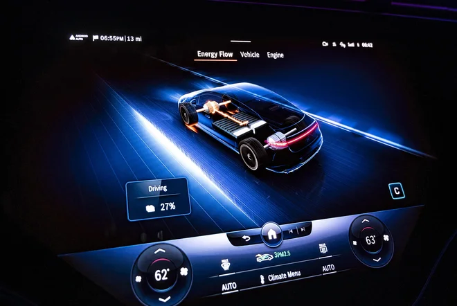 Eine der wichtigsten Daten, die EQ Intelligence Navigation liefert, ist die Verfügbarkeit der Batteriekapazität.  So weiß der Fahrer, ob die Batterie ausreichend geladen ist, um ohne Nachladen zum Ausgangspunkt zurückkehren zu können.  FOTO: Mercedes-Benz AG