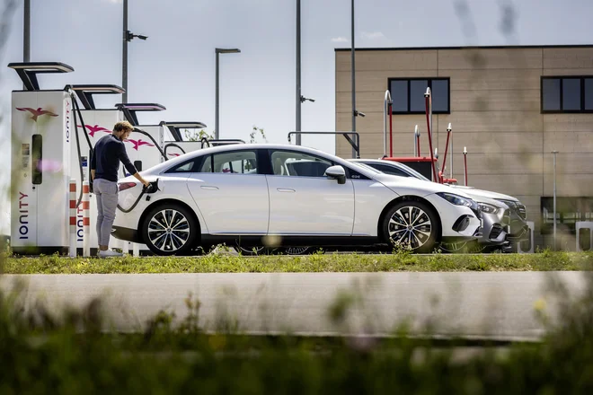 Poročila avtomobilskih klubov po Evropi kažejo, da je najpogostejši vzrok, da voznik električnega vozila obstane na cesti, izpraznjena baterija. Pri električnih vozilih Mercedes-Benz EQS in EQE z navigacijo z inteligenco EQ se ta možnost močno zmanjša. Foto: Mercedes-Benz AG