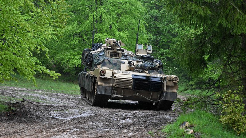 Fotografija: Pogodba CFE je omejevala število petih kategorij težke konvencionalne oborožitve: bojne tanke, oklepna bojna vozila, artilerijo, bojna letala in bojne helikopterje. Na fotografiji ameriški tank M1A2 Abrams.

FOTO: Christof Stache/AFP