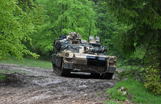 Pogodba CFE je omejevala število petih kategorij težke konvencionalne oborožitve: bojne tanke, oklepna bojna vozila, artilerijo, bojna letala in bojne helikopterje. Na fotografiji ameriški tank M1A2 Abrams.
FOTO: Christof Stache/AFP