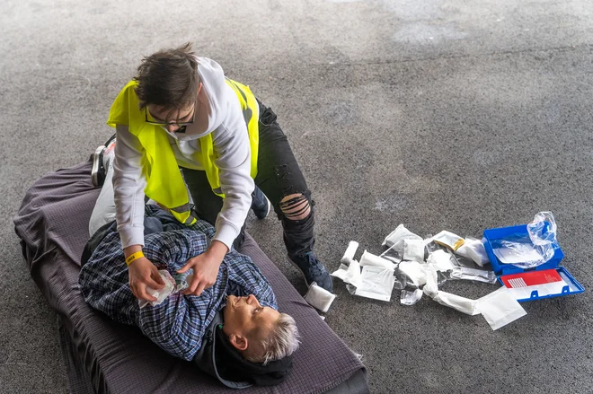 Mladi so morali pokazati znanje prve pomoči. FOTO: Damjan Končar/AMZS