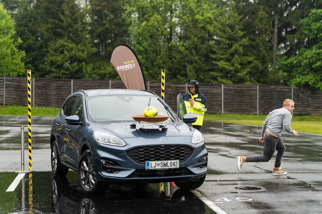 Tekmovalci so morali paziti, da jim s pokrova žoga ni padla na tla. FOTO: Damjan Končar/AMZS